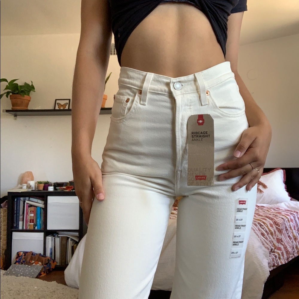 NWT - CREAM RIBCAGE LEVI JEANS (25)